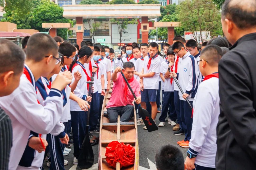 吴炳和在小榄镇第一中学开展非遗进校园传承活动.jpg
