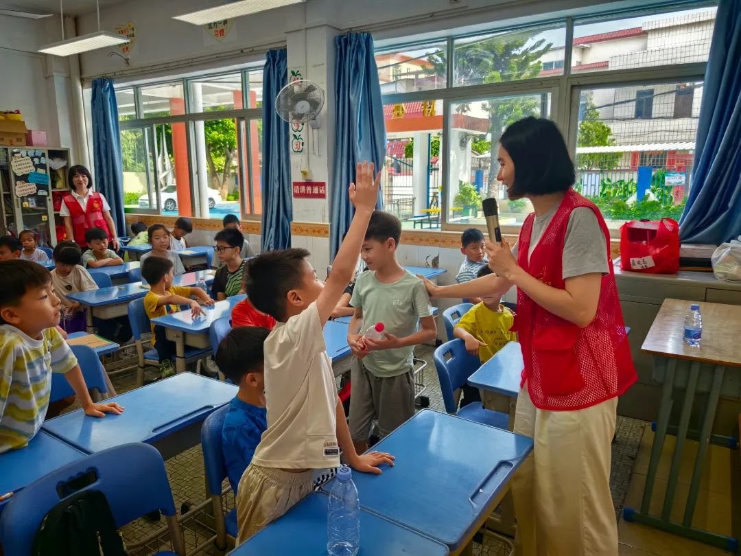 6沙溪理工学校党员教师在乐群村授课.jpg