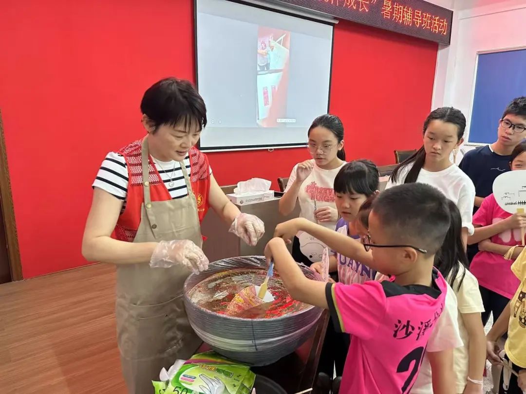 4沙溪理工学校党员教师在汇源社区授课.jpg