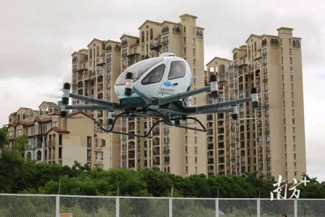 当天上午10时,首架亿航VT24L无人驾驶物流航空器,自唐家港万山陆岛低空运营中心平稳升空。