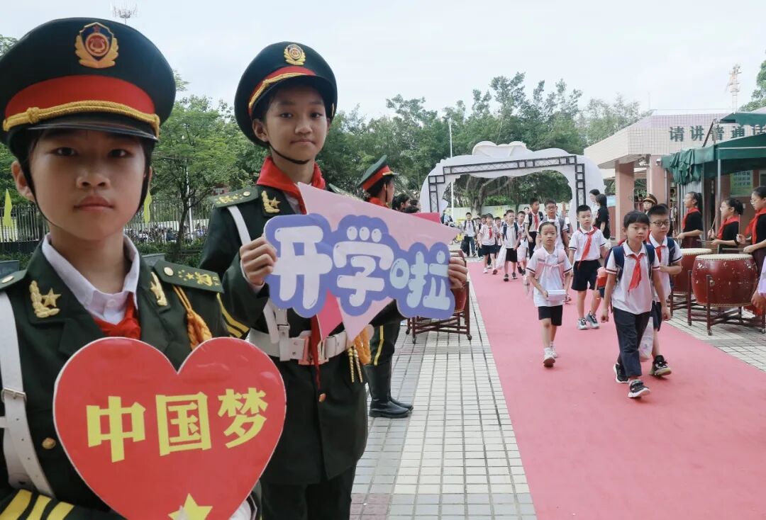 学生入校2.jpg