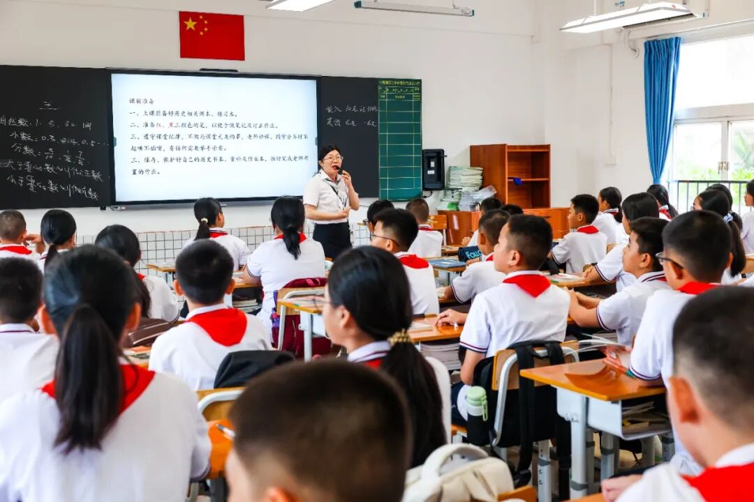新改造的教室学生上课情况 (4).jpg